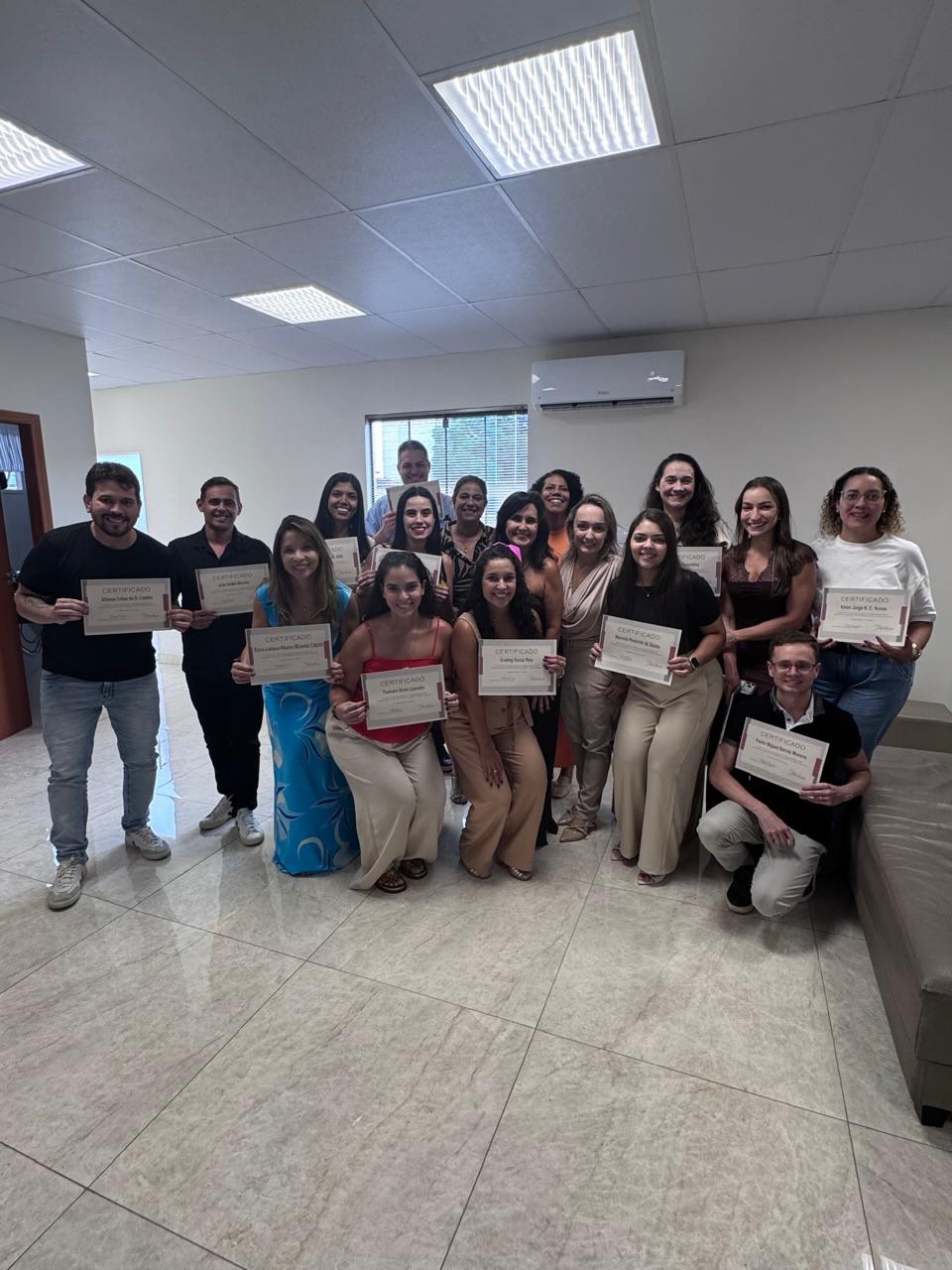 Dra. Evelyn Lacerda com participantes em encontro de implantodontia