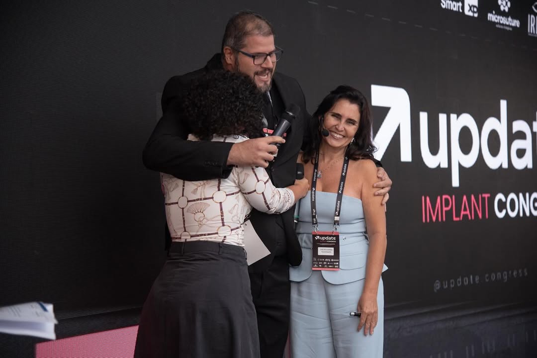 Dra. Evelyn Lacerda conduzindo atividade prática com turma