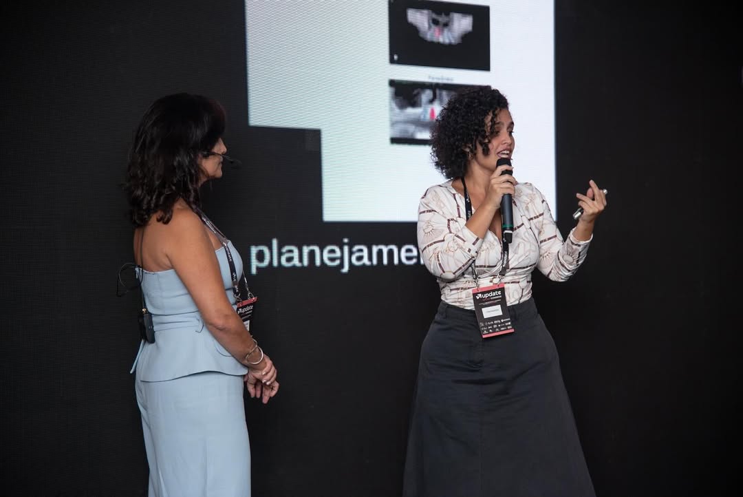 Dra. Evelyn Lacerda durante palestra em evento científico